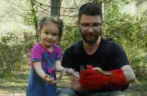 Ilian Velikov y su hija con una serpiente de escalera (Rhinechis scalaris), Sant Cugat